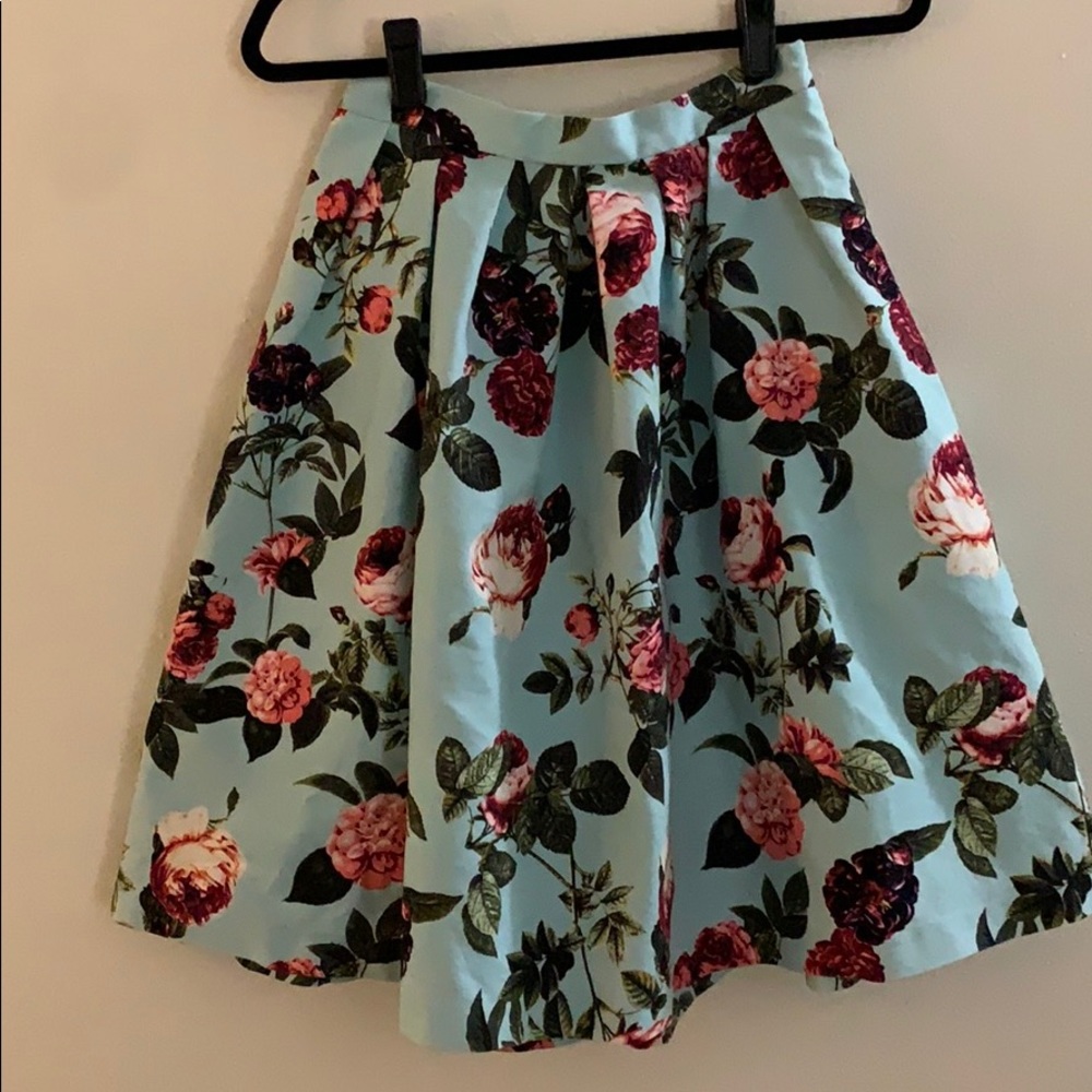 Size 4 CeCe Midi Skirt Aqua with Rose Print